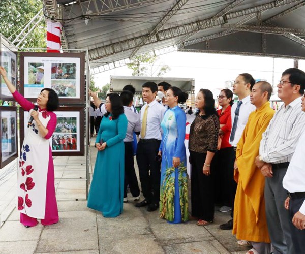 Triển lãm lưu động ảnh, tư liệu tuyên truyền về dân tộc, tôn giáo - Anh 2