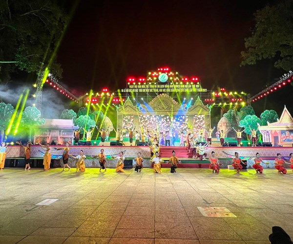Sẵn sàng cho Lễ khai mạc Ngày hội tôn vinh bản sắc văn hóa đồng bào Khmer Nam Bộ - Anh 4