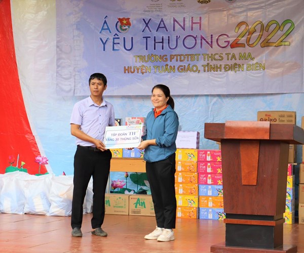 Bảo tàng Chiến thắng lịch sử Điện Biên Phủ trao tặng quà cho học sinh nghèo, hoàn cảnh khó khăn - Anh 3