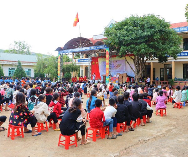 Bảo tàng Chiến thắng lịch sử Điện Biên Phủ trao tặng quà cho học sinh nghèo, hoàn cảnh khó khăn - Anh 4