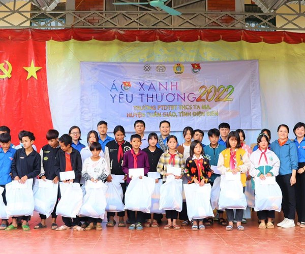 Bảo tàng Chiến thắng lịch sử Điện Biên Phủ trao tặng quà cho học sinh nghèo, hoàn cảnh khó khăn - Anh 1