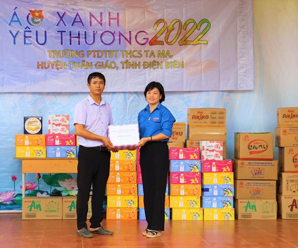 Bảo tàng Chiến thắng lịch sử Điện Biên Phủ trao tặng quà cho học sinh nghèo, hoàn cảnh khó khăn - Anh 2