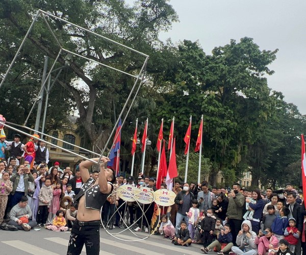 Diễu hành, biểu diễn nghệ thuật xiếc quốc tế trên tuyến phố đi bộ Hồ Gươm - Anh 5