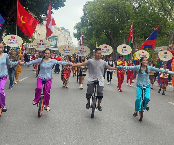 Diễu hành, biểu diễn nghệ thuật xiếc quốc tế trên tuyến phố đi bộ Hồ Gươm - Anh 3