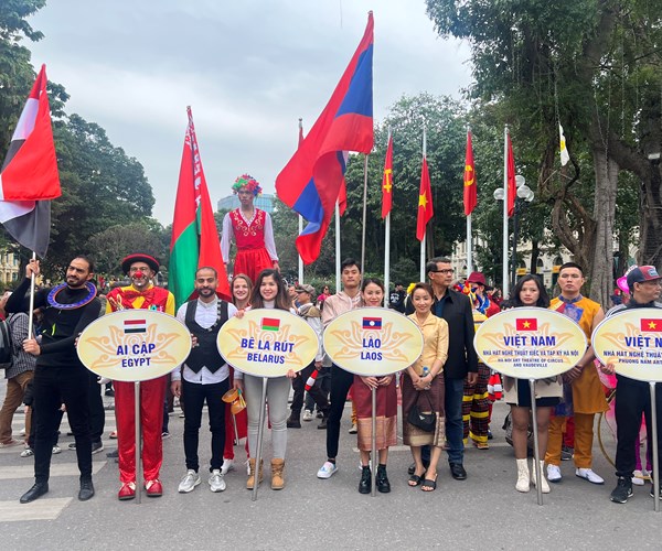 Diễu hành, biểu diễn nghệ thuật xiếc quốc tế trên tuyến phố đi bộ Hồ Gươm - Anh 1