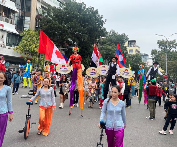 Diễu hành, biểu diễn nghệ thuật xiếc quốc tế trên tuyến phố đi bộ Hồ Gươm - Anh 2