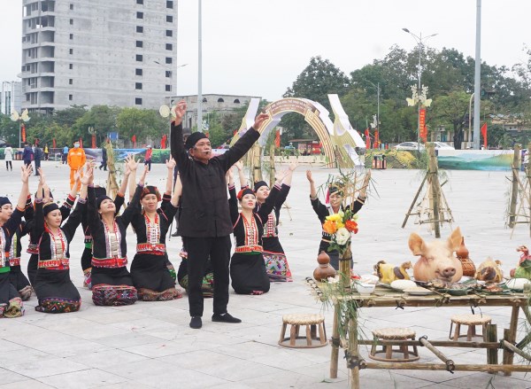 Dac sac trong le hoi tra hat cau mua cua nguoi Kho Mu - Anh 2