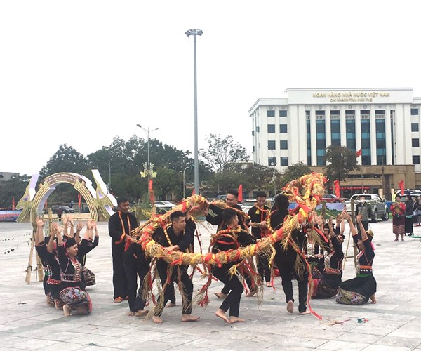 Dac sac trong le hoi tra hat cau mua cua nguoi Kho Mu - Anh 4