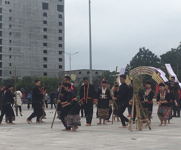 Dac sac trong le hoi tra hat cau mua cua nguoi Kho Mu - Anh 5