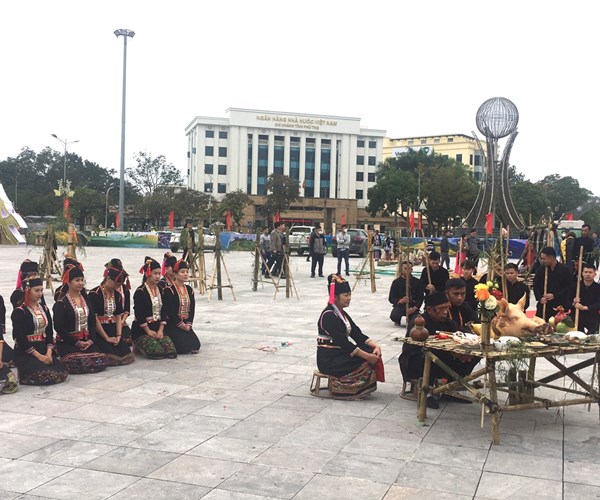 Dac sac trong le hoi tra hat cau mua cua nguoi Kho Mu - Anh 3
