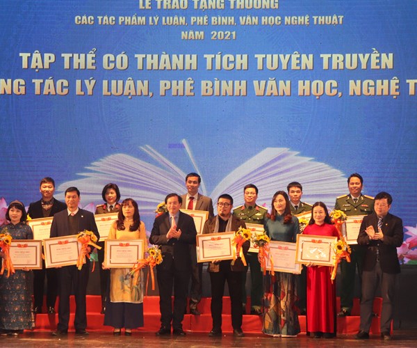 Tặng thưởng các tác phẩm lý luận, phê bình văn học, nghệ thuật xuất bản năm 2021 - Anh 4
