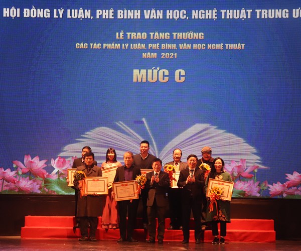 Tặng thưởng các tác phẩm lý luận, phê bình văn học, nghệ thuật xuất bản năm 2021 - Anh 6