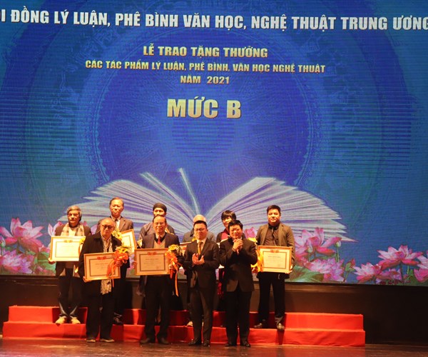 Tặng thưởng các tác phẩm lý luận, phê bình văn học, nghệ thuật xuất bản năm 2021 - Anh 5