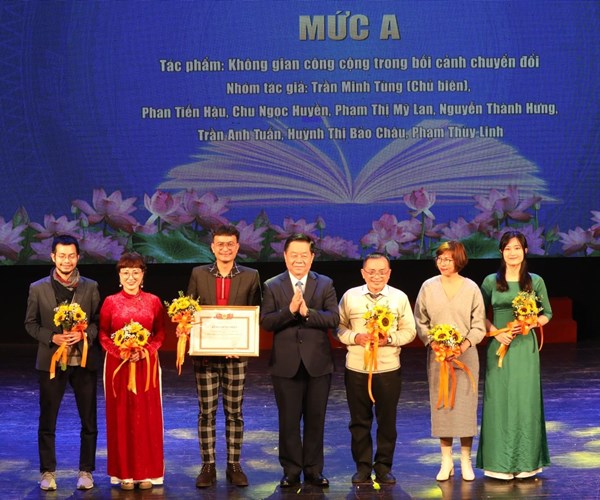 Tặng thưởng các tác phẩm lý luận, phê bình văn học, nghệ thuật xuất bản năm 2021 - Anh 2