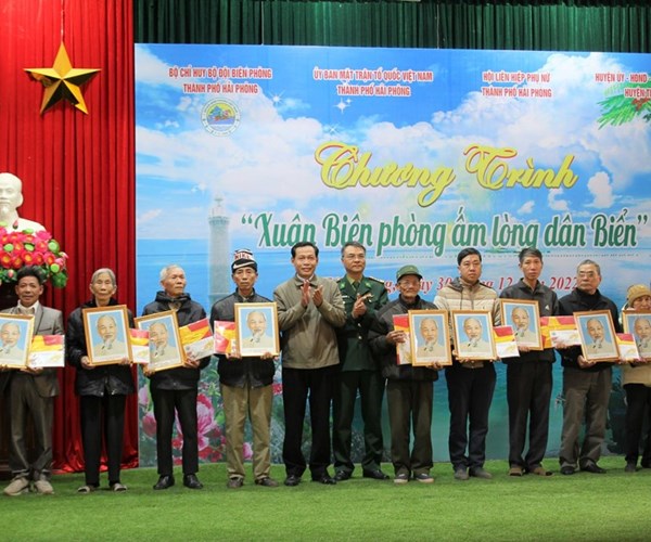 BĐBP Hải Phòng tổ chức Chương trình “Xuân Biên phòng ấm lòng dân biển” - Anh 2
