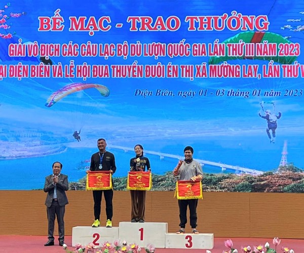 Bế mạc Lễ hội đua thuyền đuôi én Mường Lay lần thứ VIII - Anh 2