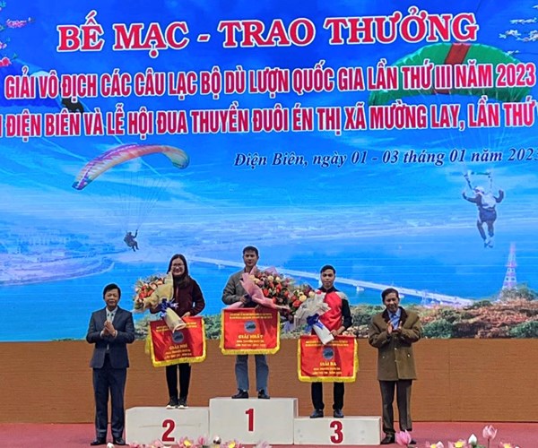 Bế mạc Lễ hội đua thuyền đuôi én Mường Lay lần thứ VIII - Anh 1
