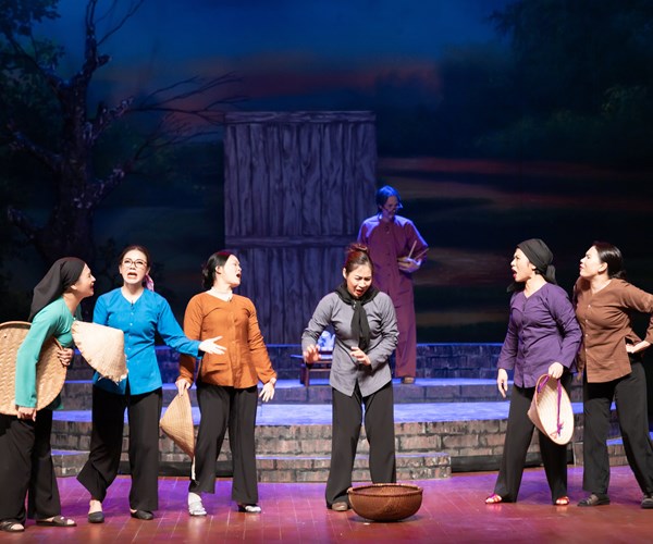 “Sau cánh cổng làng”: Dựng chèo đề tài hiện đại để đến gần hơn với khán giả - Anh 4