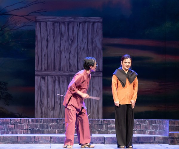 “Sau cánh cổng làng”: Dựng chèo đề tài hiện đại để đến gần hơn với khán giả - Anh 3