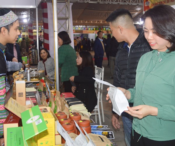 Yên Bái: Khai mạc Hội chợ Xuân - OCOP, đặc sản các vùng miền - Anh 2