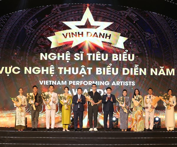 Vinh danh các nghệ sĩ tiêu biểu lĩnh vực nghệ thuật biểu diễn năm 2022: Trang trọng và xúc động - Anh 6