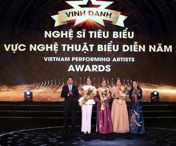 Vinh danh các nghệ sĩ tiêu biểu lĩnh vực nghệ thuật biểu diễn năm 2022: Trang trọng và xúc động - Anh 8