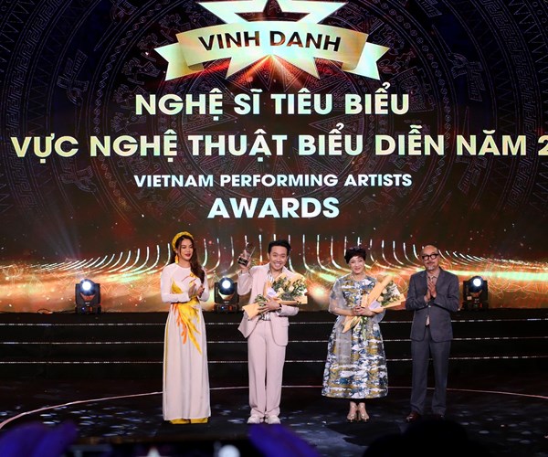 Vinh danh các nghệ sĩ tiêu biểu lĩnh vực nghệ thuật biểu diễn năm 2022: Trang trọng và xúc động - Anh 9