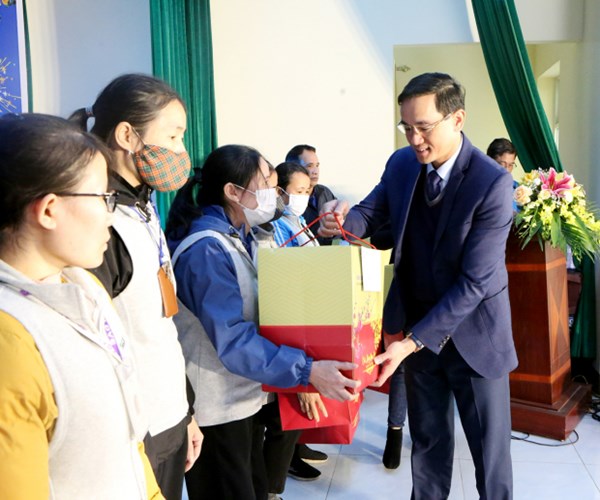 “Tết sum vầy - Xuân gắn kết” cho người lao động có hoàn cảnh khó khăn - Anh 1