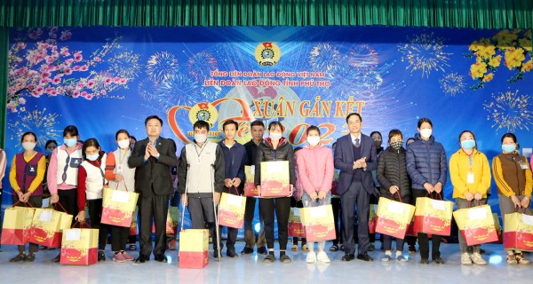 “Tết sum vầy - Xuân gắn kết” cho người lao động có hoàn cảnh khó khăn - Anh 2
