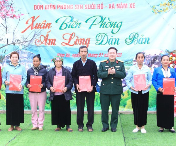 “Xuân biên phòng ấm lòng dân bản” ở xã vùng cao Phong Thổ, Lai Châu - Anh 2