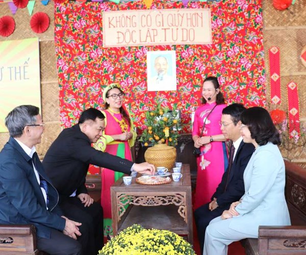 “Xuân trên đất Mỏ” và không gian Tết Việt Xuân Quý Mão - Anh 2