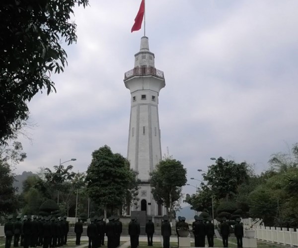 Lễ chào cờ sáng Mùng một Tết tại cột cờ Lũng Pô - Anh 1