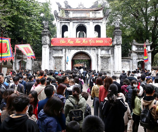 Văn Miếu - Quốc Tử Giám thu hút hàng nghìn lượt du khách tham quan - Anh 1