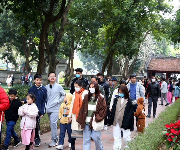 Văn Miếu - Quốc Tử Giám thu hút hàng nghìn lượt du khách tham quan - Anh 5