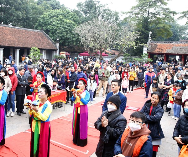 Văn Miếu - Quốc Tử Giám thu hút hàng nghìn lượt du khách tham quan - Anh 6