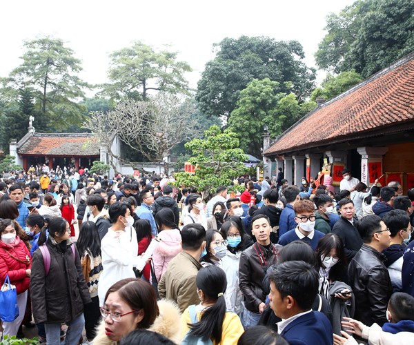 Văn Miếu - Quốc Tử Giám thu hút hàng nghìn lượt du khách tham quan - Anh 7