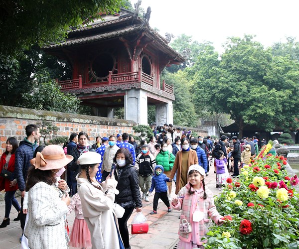 Văn Miếu - Quốc Tử Giám thu hút hàng nghìn lượt du khách tham quan - Anh 9