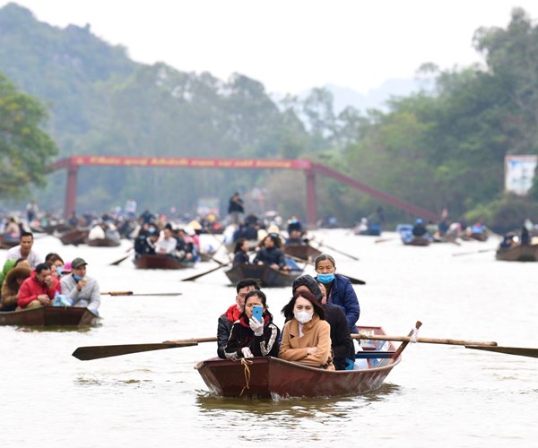 Hon 3 van du khach tray hoi Chua Huong trong ngay khai hoi - Anh 3