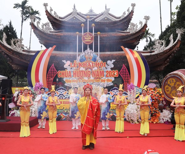 Hon 3 van du khach tray hoi Chua Huong trong ngay khai hoi - Anh 11