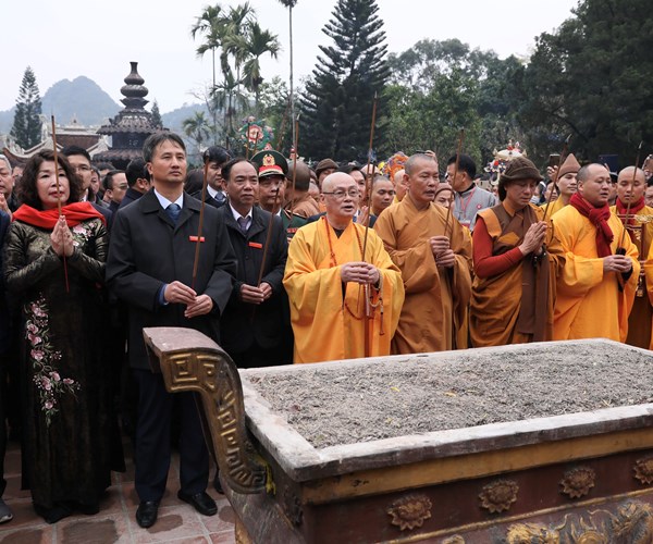 Hon 3 van du khach tray hoi Chua Huong trong ngay khai hoi - Anh 1