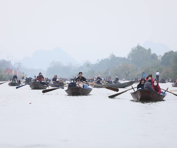 Hon 3 van du khach tray hoi Chua Huong trong ngay khai hoi - Anh 4