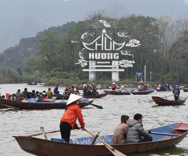 Hon 3 van du khach tray hoi Chua Huong trong ngay khai hoi - Anh 6