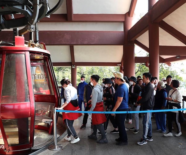 Du khach thanh thoi trong ngay khai hoi Xuan Yen Tu 2023 - Anh 9