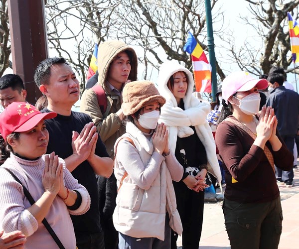 Du khach thanh thoi trong ngay khai hoi Xuan Yen Tu 2023 - Anh 14