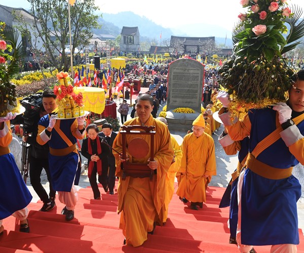 Du khach thanh thoi trong ngay khai hoi Xuan Yen Tu 2023 - Anh 2