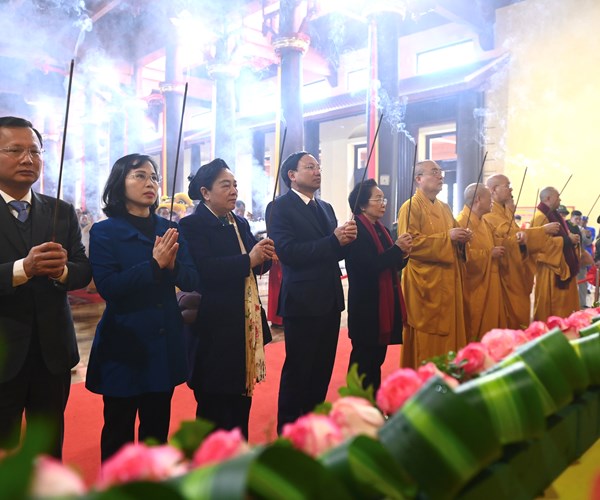 Du khach thanh thoi trong ngay khai hoi Xuan Yen Tu 2023 - Anh 3