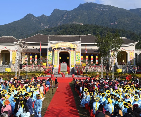 Du khach thanh thoi trong ngay khai hoi Xuan Yen Tu 2023 - Anh 1