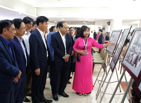 Trưng bày ảnh, tư liệu kỷ niệm 80 năm Đề cương về văn hóa Việt Nam - Anh 1
