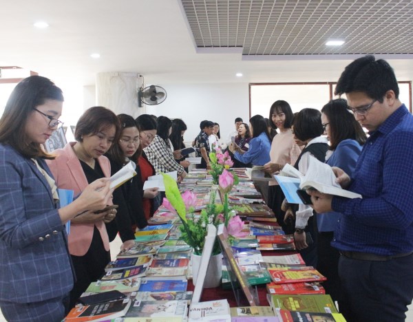 Trưng bày ảnh, tư liệu kỷ niệm 80 năm Đề cương về văn hóa Việt Nam - Anh 2