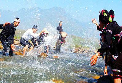 "Bun Vốc Nặm"- Lễ hội té nước độc đáo của người Lào ở Lai Châu - ảnh 1